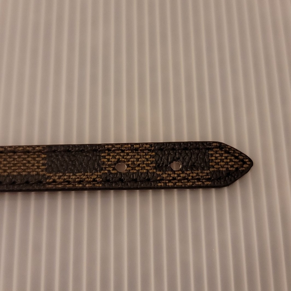 2022 Design V Signature Leather Bracelet - Picture 5 of 8